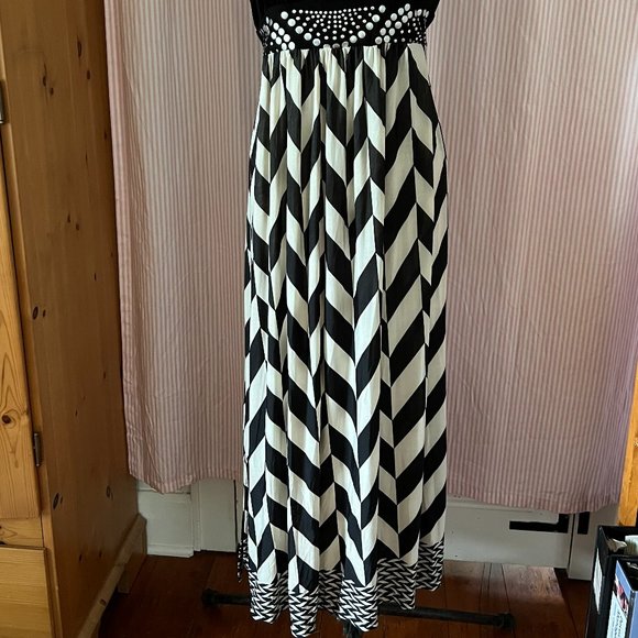 Women's Dress - Picture 2 of 8